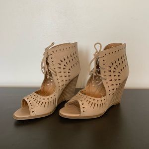 Vici Sand Leather Eyelet Wedges size 7.5